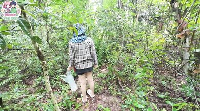 A Thai woman went looking for mushrooms in the deep forest until she had to pee.สาวไทยฉี่แตกในป่า