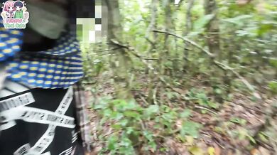 A Thai woman went looking for mushrooms in the deep forest until she had to pee.สาวไทยฉี่แตกในป่า