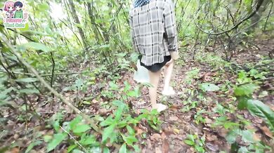 A Thai woman went looking for mushrooms in the deep forest until she had to pee.สาวไทยฉี่แตกในป่า