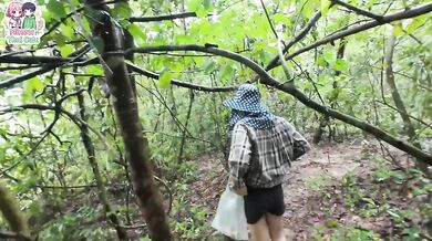 A Thai woman went looking for mushrooms in the deep forest until she had to pee.สาวไทยฉี่แตกในป่า