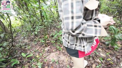 A Thai woman went looking for mushrooms in the deep forest until she had to pee.สาวไทยฉี่แตกในป่า