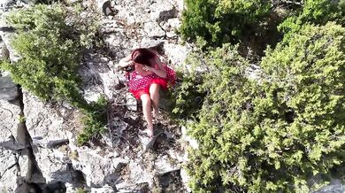 Trop envie de sexe: je m'exhibe en haut d'une montagne pour attirer les coquins...