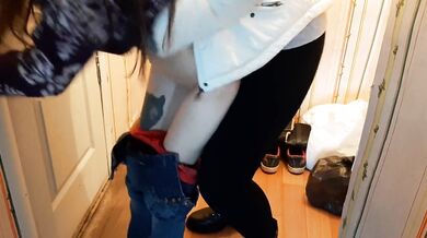 On Valentine's Day, the courier delivered not only flowers, but also orgasm - IkaSmokS