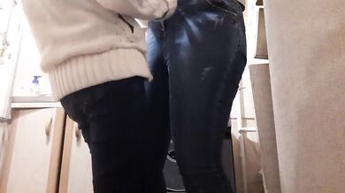 a guest in the kitchen while no one was watching - lesbian_illusion