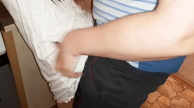 Трахнула её на кухне, когда она мыла посуду - lesbian_illusion