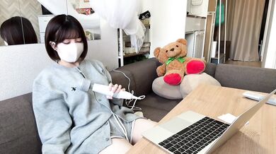 在宅ワーク中にマッサージしてたら我慢できなくなった女の子　素人