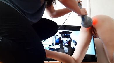 Выебала её в жопу перед телевизором вибрирующим массажёром - lesbian_illusion