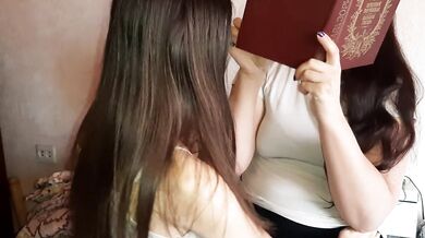 Подготовка сексуальной студентки к экзамену превращается в секс - lesbian_illusion