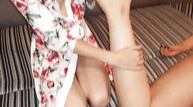 Начала с массажа, а закончила фут фетишем - lesbian_illusion