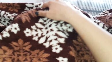 Blindfolded, she climbed under my blanket and started doing - IkaSmokS