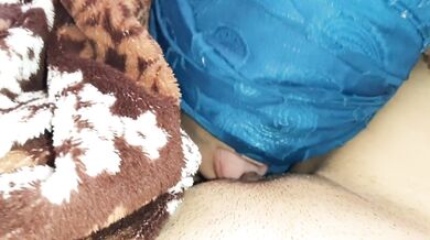 Blindfolded, she climbed under my blanket and started doing - IkaSmokS