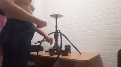 Секс с официанткой на моем рабочем месте кальянщицы в стриптиз баре - lesbian_illusion
