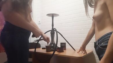 Секс с официанткой на моем рабочем месте кальянщицы в стриптиз баре - lesbian_illusion