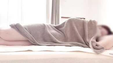 おはよう!じっくり寝起きオナニー:日本の色白ぽっちゃり熟女　