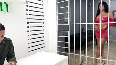 Colombian whore fucks the police in the Medellin prison - porn in Spanish