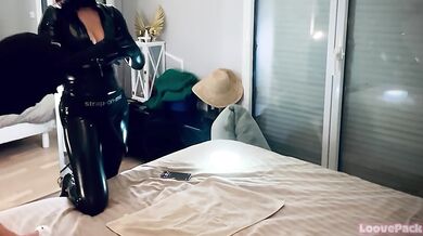 (cosplay) Catwoman stretches and pegs her sub - catsuit pegging