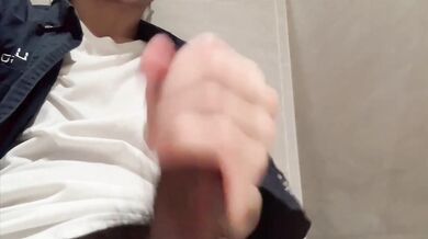 Get jerk off in shopping mall toilets / thai boy