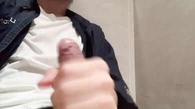 Get jerk off in shopping mall toilets / thai boy
