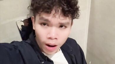 Get jerk off in shopping mall toilets / thai boy