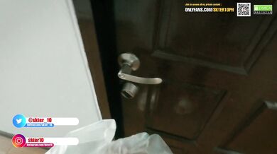 Girl seduced the pizza delivery man fucking on apartment 