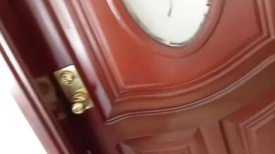 me llego de sorpresa mi novia y terminamos follando en la sala