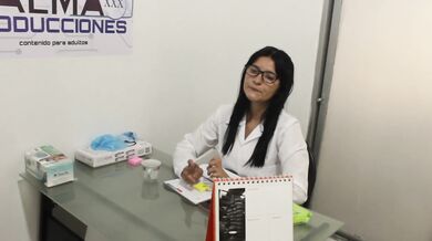 voy a terapia con mi psicologa y se aprovecha y me calienta el coño y me masturba