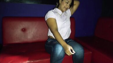 mientras unos bailan nosotras nos tocamos