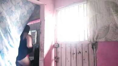 se va el marido de viaje y puta caliente lo engaña con la mujer de los domicilios