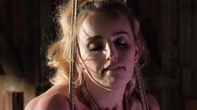 Thick Honey Analverkehr Suspends Charlie Forde To Tease Her Pussy