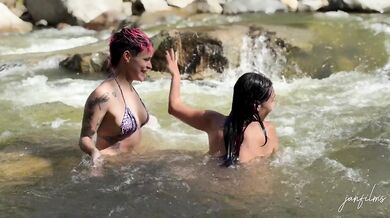 I'M CUMMING! How delicious my fingers get wet with my girlfriend's in the river