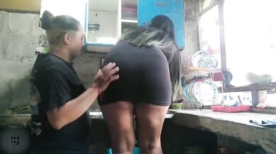 aprovecho que esta sola y empiezo a chuparle el ano