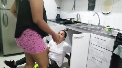 llamo al plomero para revisar la cañería y termina revisando mi coño peludo