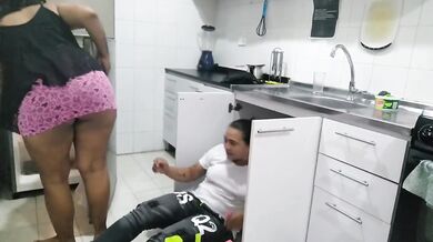 llamo al plomero para revisar la cañería y termina revisando mi coño peludo