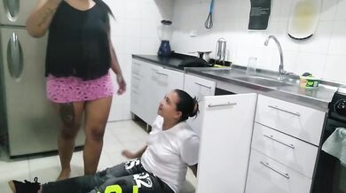 llamo al plomero para revisar la cañería y termina revisando mi coño peludo