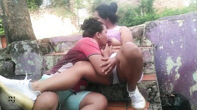 mi hermanastra y yo nos endulzamos la vagina en publico parte 1