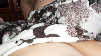 My shy girlfriend makes me orgasm under the covers - IkaSmokS