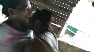 me encanta los retos y mi amiga me reto a entrar desnuda en el tanque del vecino por buen de sexo