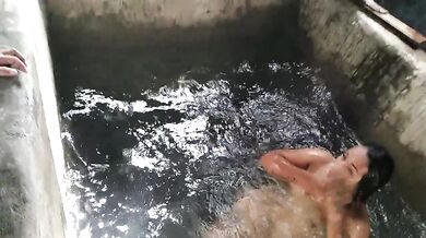me encanta los retos y mi amiga me reto a entrar desnuda en el tanque del vecino por buen de sexo