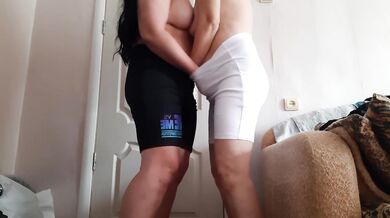 My girlfriend and I mutually masturbate at a party and cum quickly - IkaSmokS