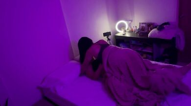 Roomies who couldn't rest end up rubbing against each other under the covers in the dark… and it becomes a silent game of pleasure