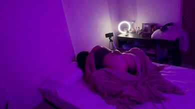 Roomies who couldn't rest end up rubbing against each other under the covers in the dark… and it becomes a silent game of pleasure
