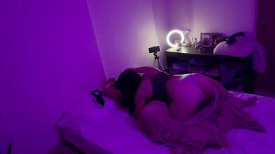 Roomies who couldn't rest end up rubbing against each other under the covers in the dark… and it becomes a silent game of pleasure