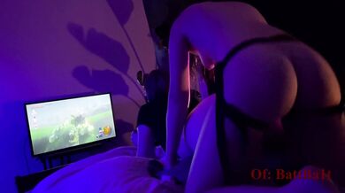 Lesbian Strap On Fuck While She Plays Video Games OF:Battba1t