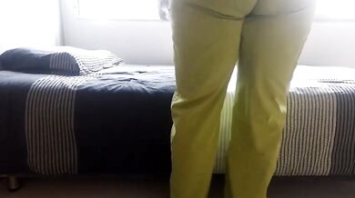 MILF de gran culo me masturbo mi coño hasta llegar un rico y delicioso squirt