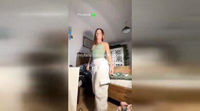 Gym Yoga Mishap: 18yo Hairy Pussy Explodes IG Live