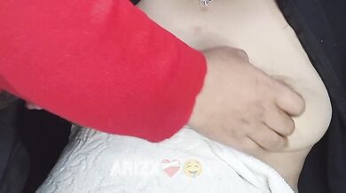 Lo dejo masturbarse con mis tetas llenas de leche
