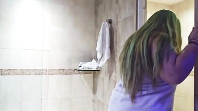 Tattooed white girl accidentally fucks a big-assed chubby girl in the bathtub