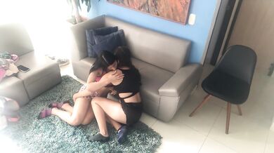 Pareja de lesbianas no aguanta las ganas y folla en el salón