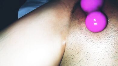 Ella tiene fantasías con tener un pene en su vagina!