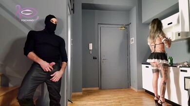 Donna delle pulizie scopata duramente sborrando dentro di lei